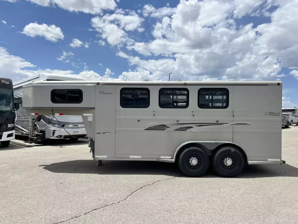 2001 Titan 3 Horse Gooseneck - Image 4