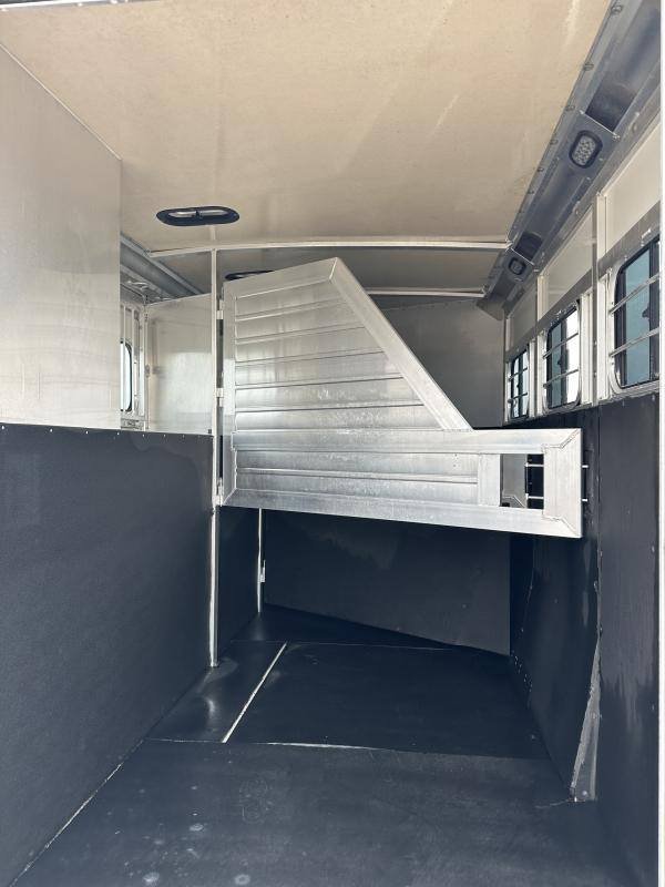2004 Hart Trailers 3H GN Weekender Horse Trailer - Image 9