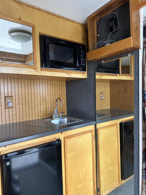 2004 Hart Trailers 3H GN Weekender Horse Trailer - Image 3