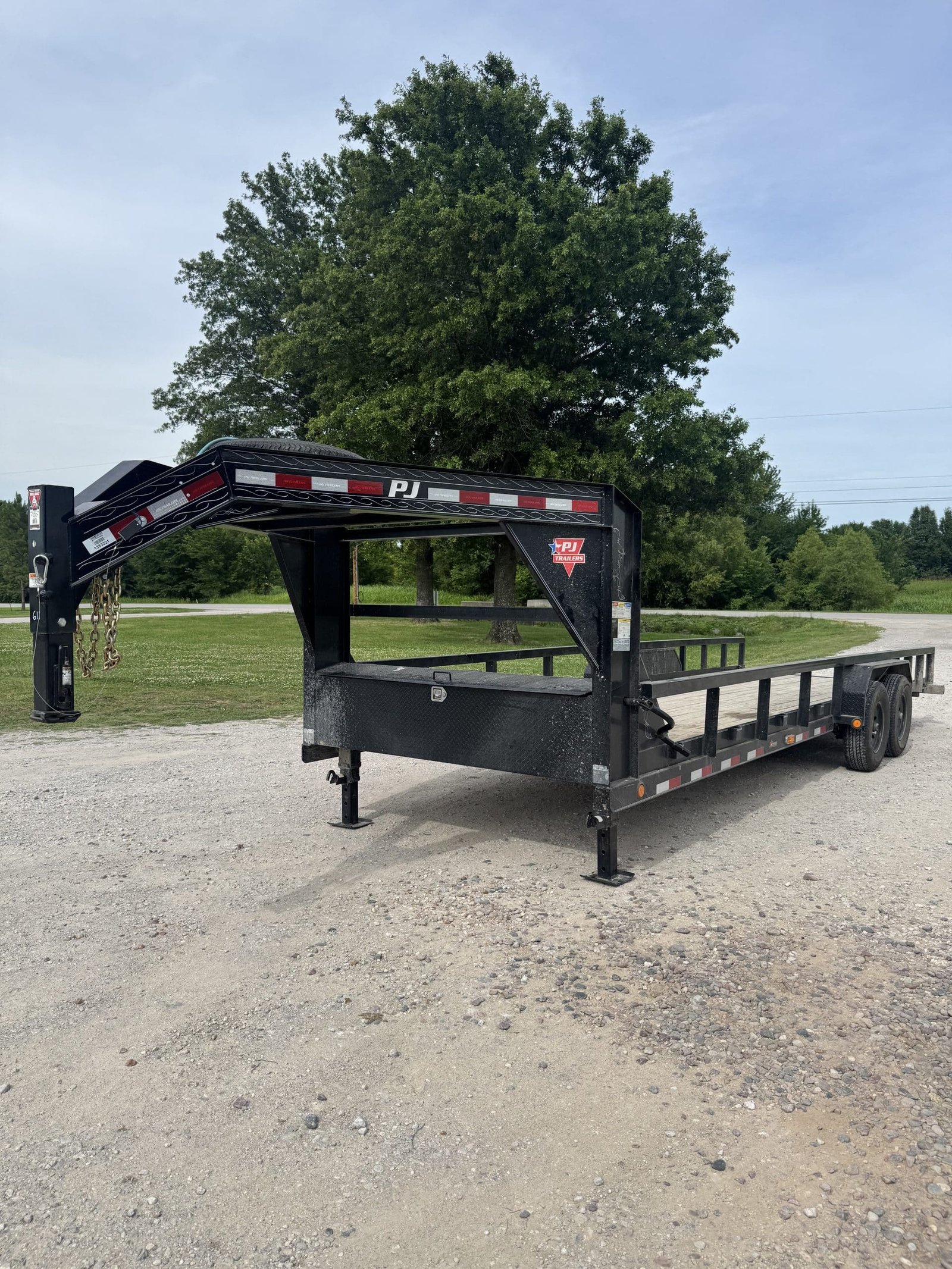 2022 PJ 7×32 Gooseneck Pipe Top Trailer - Image 3
