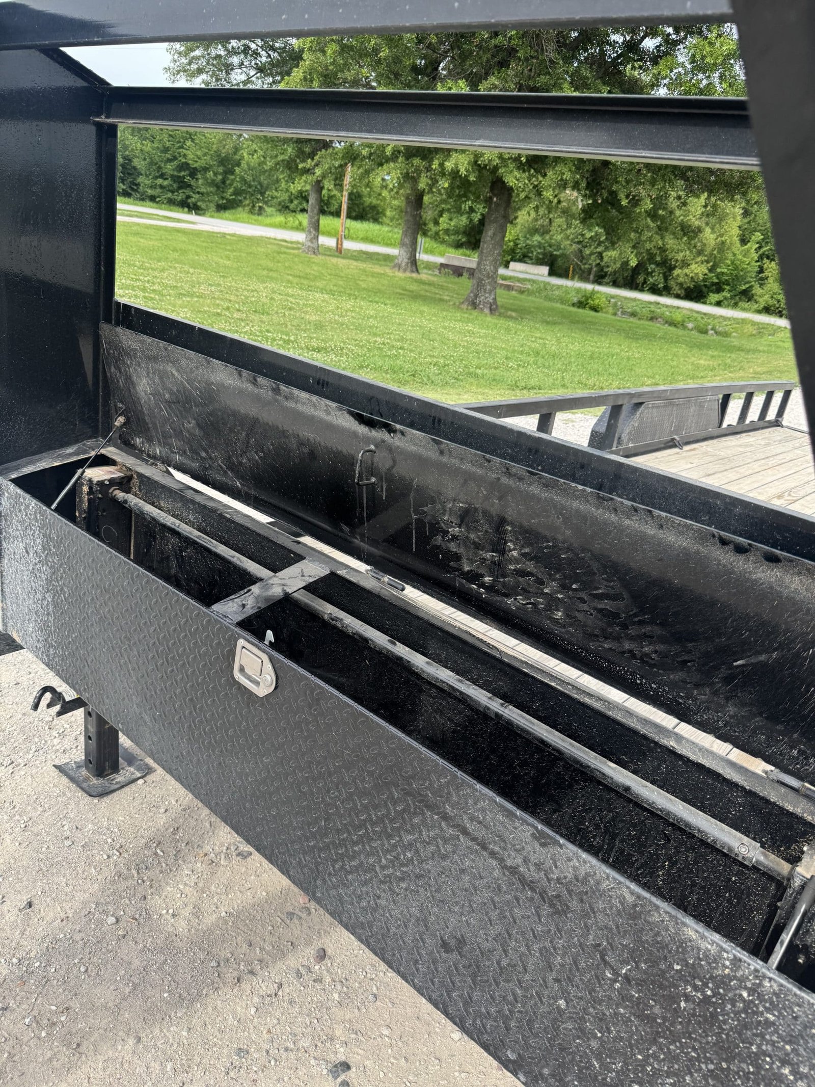 2022 PJ 7×32 Gooseneck Pipe Top Trailer - Image 4